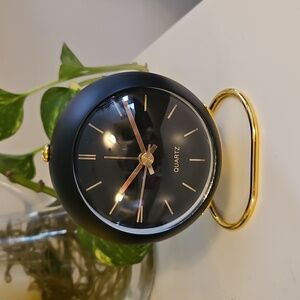 New Black Metal Quartz Table Clock/Alarm